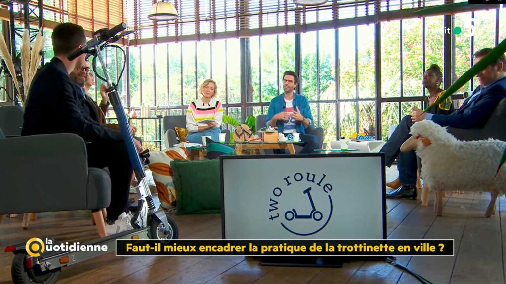 Two Roule sur le plateau télé de l'émission La Quotidienne sur France 5